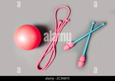 Mace, corda e palla colorati per ginnastica. Attrezzature professionali per ginnastica. Foto Stock