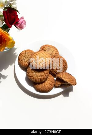 Biscotti fatti in casa primo piano su uno sfondo luminoso. Pasta sfoglia senza glutine a base di farina di mandorle. Foto Stock