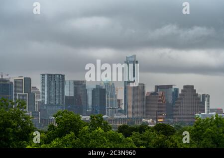 Vista degli edifici principali di Austin, Texas, sullo skyline con Storm che passa accanto Foto Stock