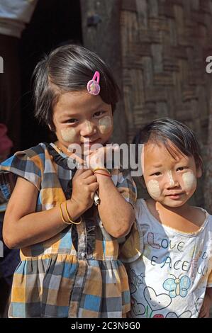 PA-o bambini nel villaggio di Palalung di Pein ne Bin Shan Stato vicino Kalaw, Myanmar Foto Stock