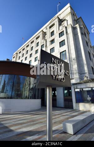 New Scotland Yard, Metropolitan Police Headquarters, Victoria Embankment, Westminster, Londra. Regno Unito Foto Stock