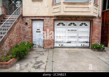 Ci sono molti stili differenti di porte, scale e fornelli per le case a San Francisco, CA. Foto Stock