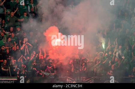 BUDAPEST, UNGHERIA - GIUGNO 20: Ultras di Ferencvarosi TC (noto come Green Monsters) torce leggere durante la partita ungherese di Liga della Banca OTP tra Ferencvarosi TC e Ujpest FC alla Groupama Arena il 20 giugno 2020 a Budapest, Ungheria. Dal 18 giugno 2020 non si limita la partecipazione agli eventi calcistici in Ungheria. Foto Stock