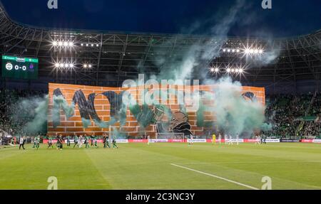 BUDAPEST, UNGHERIA - GIUGNO 20: Ultras di Ferencvarosi TC (noto come Green Monsters) tenere un banner durante la partita ungherese OTP Bank Liga tra Ferencvarosi TC e Ujpest FC alla Groupama Arena il 20 giugno 2020 a Budapest, Ungheria. Dal 18 giugno 2020 non si limita la partecipazione agli eventi calcistici in Ungheria. Foto Stock