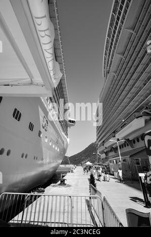 Regal Princess attraccato a Sint Maarten Foto Stock