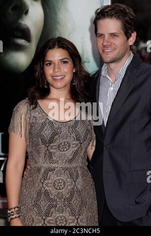 NEW YORK, NY - 11 LUGLIO 2011: Ryan Piers Williams e America Ferrera partecipano alla prima di New York di 'Harry Potter e i doni della morte: Parte 2' Foto Stock