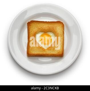 Uova in un buco di pane poi brindisi che anche conosciuto come uovo nel cestino. Foto Stock