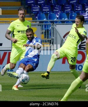 Darmstadt, Germania. 21 Giugno 2020. Calcio: 2 Bundesliga, Darmstadt 98 - SV Wehen Wiesbaden, 33° incontro: Victor Palsson (M) da Darmstadt in duello con Moritz Kuhn (r) e Manuel Schäffler (l) da Wiesbaden. Credito: Hasan Bretic/dpa - NOTA IMPORTANTE: In conformità con le norme del DFL Deutsche Fußball Liga e del DFB Deutscher Fußball-Bund, è vietato sfruttare o sfruttare nello stadio e/o nel gioco le fotografie scattate sotto forma di sequenze di immagini e/o serie di foto di tipo video./dpa/Alamy Live News Foto Stock