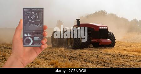 Farmer con tablet digitale controlla un trattore e un drone autonomi in un'azienda agricola intelligente Foto Stock