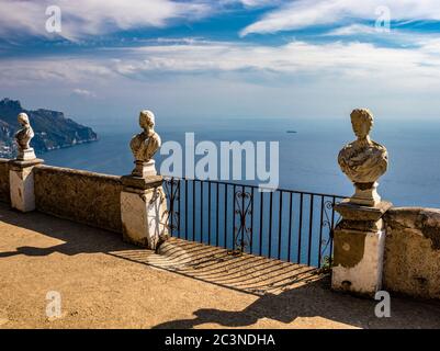 14 ottobre 2018 - Ravello, Campania, Italia - lo spettacolare panorama che si può ammirare dalla Terrazza dell'Infinito, a Villa Cimbrone, sulla Foto Stock