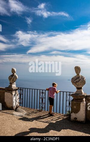 14 ottobre 2018 - Ravello, Campania, Italia - UNA ragazza ammira la spettacolare vista dalla Terrazza dell'Infinito, a Villa Cimbrone, sulla Costiera Amalfitana Foto Stock