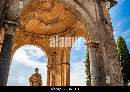 Ctober 14, 2018 - Ravello, Campania, Italia - il piccolo tempio con la Statua dei Ceri, sulla Terrazza dell'Infinito, in Villa Cimbrone, sull'Amale Foto Stock