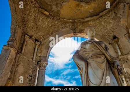 Ctober 14, 2018 - Ravello, Campania, Italia - il piccolo tempio con la Statua dei Ceri, sulla Terrazza dell'Infinito, in Villa Cimbrone, sull'Amale Foto Stock