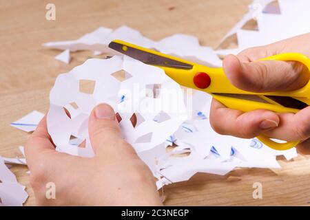 Processo di fare fiocchi di neve di carta. Foto Stock