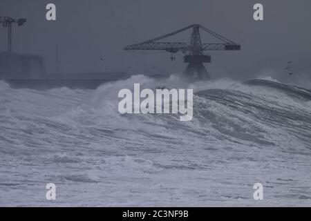 Parete nord del porto di Leixoes durante la tempesta pesante vedendo la sua vecchia e iconica gru enorme, costa nord portoghese. Foto Stock