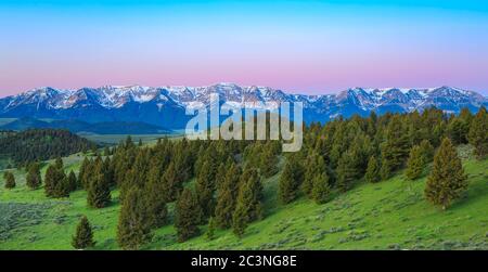 panorama di luce pre-alba sulle montagne centenarie vicino lakeview, montana Foto Stock