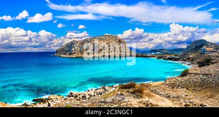 Splendido paesaggio marino e spiagge selvagge dell'isola di Karpathos. Grecia Foto Stock