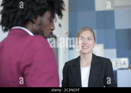 Leader di squadra femminile di successo in un abito formale che presenta il nuovo progetto per i suoi partner Foto Stock