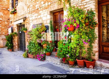 Affascinanti antichi borghi medievali d'Italia con tipiche stradine floreali. Spello , Umbria Foto Stock