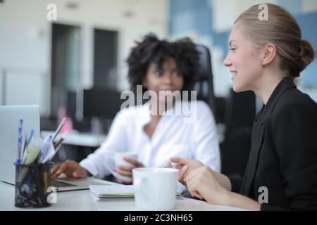 Leader di squadra femminile di successo in un abito formale che presenta il nuovo progetto per i suoi partner Foto Stock