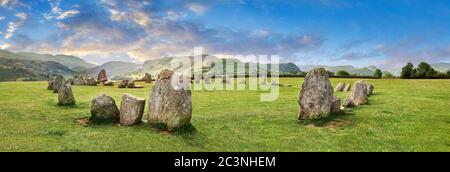 Vista dei moniti neolitici del cerchio di pietre di Castlerigg e del Distretto dei Laghi, Inghilterra, costruito intorno al 2500 a.C. Il cerchio di pietre di Castlerigg è stato costruito intorno al 450 Foto Stock