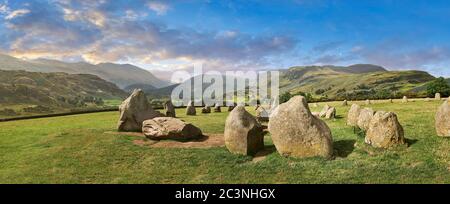 Vista dei moniti neolitici del cerchio di pietre di Castlerigg e del Distretto dei Laghi, Inghilterra, costruito intorno al 2500 a.C. Il cerchio di pietre di Castlerigg è stato costruito intorno al 450 Foto Stock