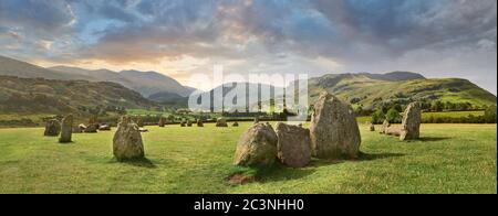 Vista dei moniti neolitici del cerchio di pietre di Castlerigg e del Distretto dei Laghi, Inghilterra, costruito intorno al 2500 a.C. Il cerchio di pietre di Castlerigg è stato costruito intorno al 450 Foto Stock