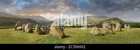 Vista dei moniti neolitici del cerchio di pietre di Castlerigg e del Distretto dei Laghi, Inghilterra, costruito intorno al 2500 a.C. Il cerchio di pietre di Castlerigg è stato costruito intorno al 450 Foto Stock