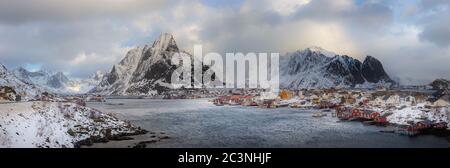 Bellissimo paesaggio dell'isola di Lofoten in inverno, viaggio in Norvegia Foto Stock