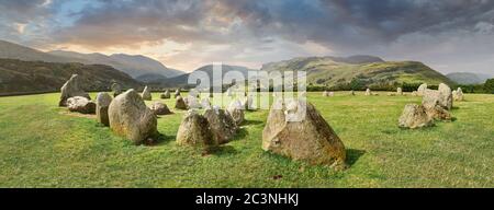 Vista dei moniti neolitici del cerchio di pietre di Castlerigg e del Distretto dei Laghi, Inghilterra, costruito intorno al 2500 a.C. Il cerchio di pietre di Castlerigg è stato costruito intorno al 450 Foto Stock