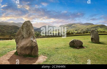 Vista dei moniti neolitici del cerchio di pietre di Castlerigg e del Distretto dei Laghi, Inghilterra, costruito intorno al 2500 a.C. Il cerchio di pietre di Castlerigg è stato costruito intorno al 450 Foto Stock