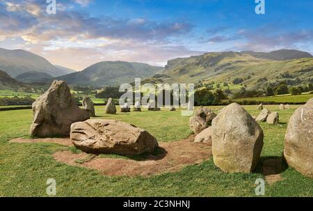 Vista dei moniti neolitici del cerchio di pietre di Castlerigg e del Distretto dei Laghi, Inghilterra, costruito intorno al 2500 a.C. Il cerchio di pietre di Castlerigg è stato costruito intorno al 450 Foto Stock