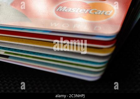 Lviv, Ucraina - 26 Aprile 2019 : Close-up di carte di credito Mastercard collocati su uno sfondo scuro 2020 Foto Stock