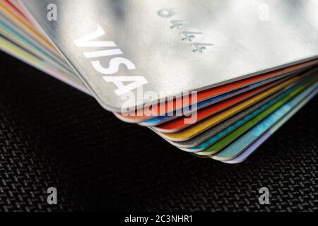 Lviv, Ucraina - 26 Aprile 2019 : Close-up di carte di credito Visa collocati su uno sfondo scuro 2020 Foto Stock