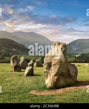 Vista dei moniti neolitici del cerchio di pietre di Castlerigg e del Distretto dei Laghi, Inghilterra, costruito intorno al 2500 a.C. Il cerchio di pietre di Castlerigg è stato costruito intorno al 450 Foto Stock