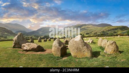 Vista dei moniti neolitici del cerchio di pietre di Castlerigg e del Distretto dei Laghi, Inghilterra, costruito intorno al 2500 a.C. Il cerchio di pietre di Castlerigg è stato costruito intorno al 450 Foto Stock