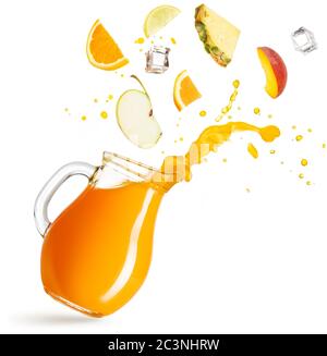 fette di frutta che cadono in una brocca di succo spruzzando su bacground bianco Foto Stock