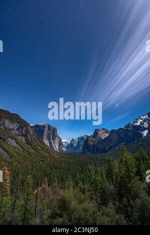 Vista tunnel a lunga esposizione e nuvola in esecuzione, parco nazionale Yosemite Foto Stock