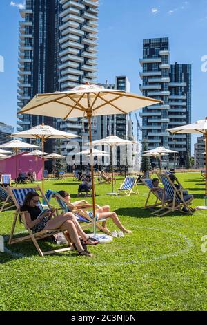 Milano, primo giorno di Lido Bam alla Biblioteca degli alberi. (Francesco Bozzo/Fotogramma, Milano - 2020-06-21) p.s. la foto e' utilizzabile nel messaggio del contenuto in cui e' stata vista, e senza intendimento difamatorio del decoro delle persone rappresentate Foto Stock