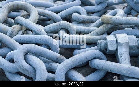 Ancorare la catena da un verricello di ancoraggio sul ponte. Catene di ancoraggio per tiranti prigionieri. Maglie della catena Jumbo. Foto Stock