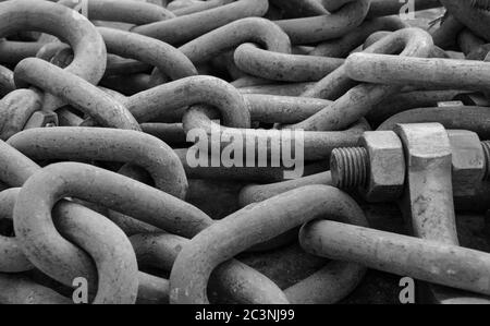 Ancorare la catena da un verricello di ancoraggio sul ponte. Catene di ancoraggio per tiranti prigionieri. Maglie della catena Jumbo. Foto Stock