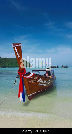 Barca a coda lunga sulla bella e tranquilla spiaggia di Phi Phi Island, in Phi Phi, Thailandia 23/11/2019 Foto Stock