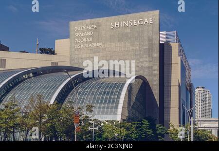 Busan, Corea del Sud 15 settembre 2019: Vista ravvicinata della facciata del grande magazzino Shinsegae con un grande cartello su di esso Foto Stock