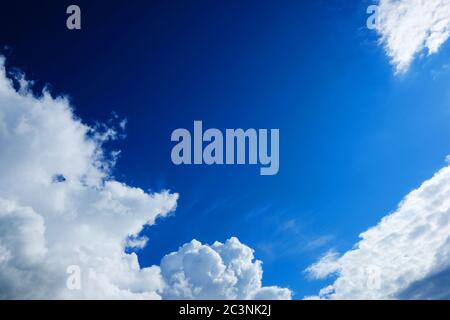 Nubi bianche sognanti contro un cielo blu profondo - John Gollop Foto Stock