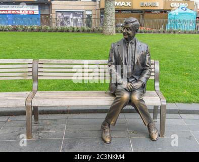 Statua in bronzo di Rowan Atkinson di MR Bean seduta su una panchina in Leicester Square. Londra Foto Stock