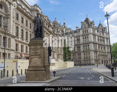 Spencer Compton Ottavo Duca del Devonshire statua giù Whitehall in una giornata di sole. Londra Foto Stock