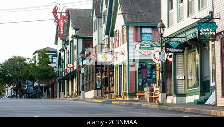 Bar Harbor, Maine, USA - 29 luglio 2017: Cinque al mattino vista della strada principale dello shopping presto essere piena di turisti a piedi e shopping. Foto Stock