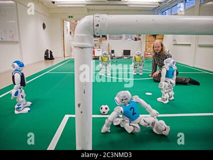 Linkoping, Svezia 20170508 immagine dal Robot Lab, Università di Linköping. Fredrik Löfgren, studente di LIU, e la nazionale svedese del robot nel calcio, si stanno macinando per la Coppa del mondo di calcio per i robot in Giappone alla fine di giugno. Foto Gippe Gustafsson Foto Stock
