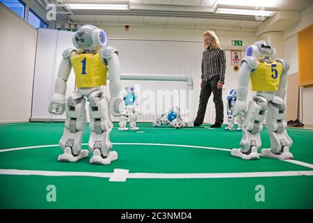 Linkoping, Svezia 20170508 immagine dal Robot Lab, Università di Linköping. Fredrik Löfgren, studente di LIU, e la nazionale svedese del robot nel calcio, si stanno macinando per la Coppa del mondo di calcio per i robot in Giappone alla fine di giugno. Foto Gippe Gustafsson Foto Stock
