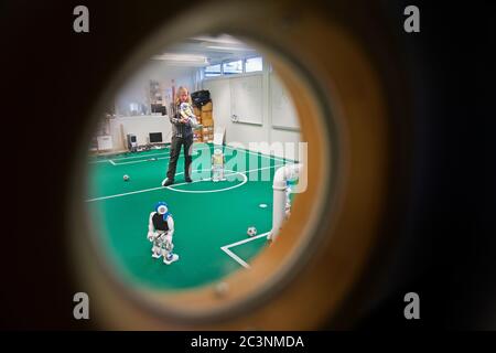 Linkoping, Svezia 20170508 immagine dal Robot Lab, Università di Linköping. Fredrik Löfgren, studente di LIU, e la nazionale svedese del robot nel calcio, si stanno macinando per la Coppa del mondo di calcio per i robot in Giappone alla fine di giugno. Foto Gippe Gustafsson Foto Stock